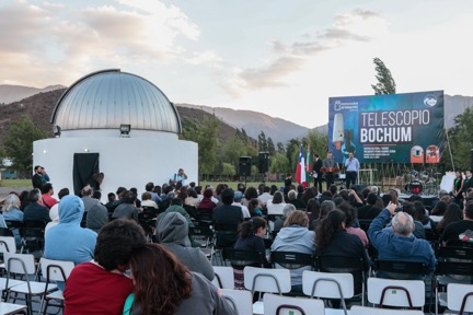 El público escucha las palabras del profesor Dettmar de Alemania. En el edificio de la cúpula del telescopio Bochum hay todavía un paño negro que oculta la placa.
