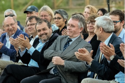 El Rector de la Universidad de Valparaíso Aldo Valle (a la derecha en primera fila), el Prorrector de
esta Universidad Cristián Corvalán (tercero de la derecha en primera fila) y otras autoridades
aplauden al profesor Ralf-Jürgen Dettmar por la donación del telescopio y su discurso durante la
ceremonia