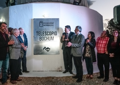 Autoridades de la Universidad de Valparaíso y de la I. Municipalidad de Calle Larga han destapado la nueva placa con el nombre del telescopio y aplauden.