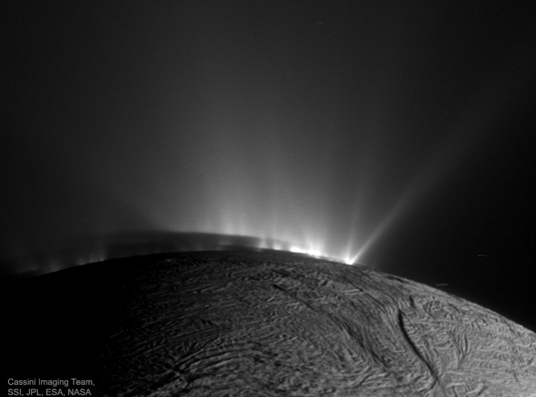 Imagen de la actividad crio-volcánica en Encelado, captada por la sonda Cassini. En los penachos se encontró hidrógeno molecular, aparentemente formado en el océano de agua debajo de la capa de hielo superficial.