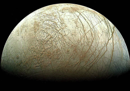 Europa, una de las 4 lunas de Júpiter descubiertos por Galileo Galilei en 1610, también muestra, como Encelado, grietas en su superficie helado y pocos cráteres de impacto. También contiene un océano de agua líquida bajo del hielo superficial.